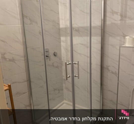 מקלחון זכוכית עם ראש מקלחת עגול